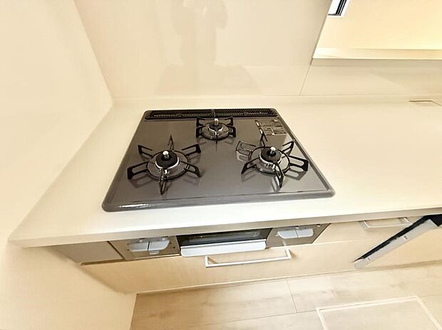 【3口ガスコンロ】■一度に多くの料理ができ便利で効率的