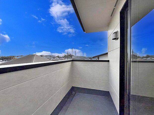 【バルコニー】■ 朝のコーヒーや夜の星空を楽しむ、癒しの場所