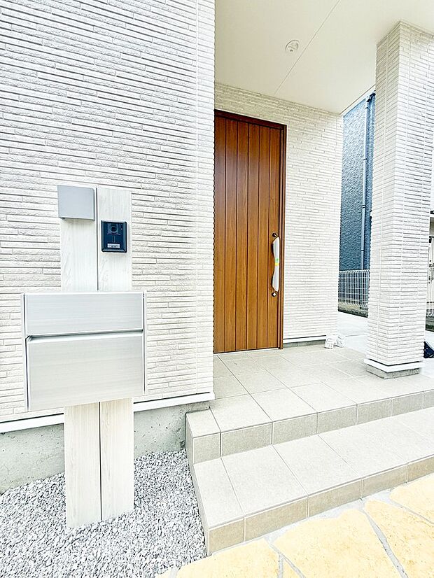 【玄関】■ シンプルで美しく、住まいの第一印象を彩る玄関です