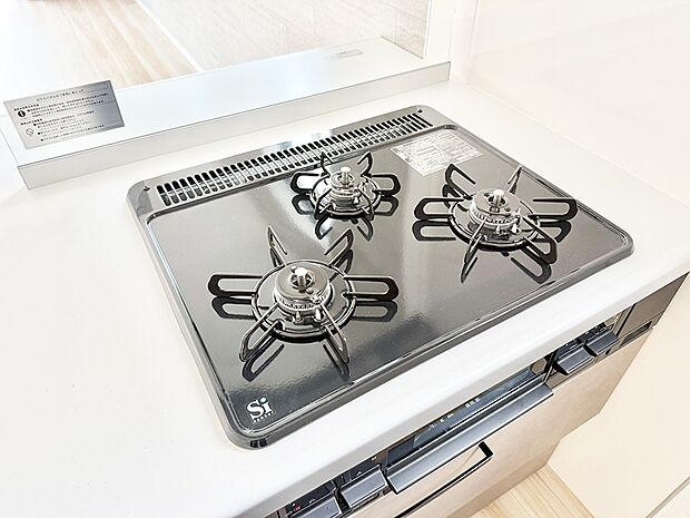 【3口ガスコンロ】■3口コンロのシステムキッチンで料理の手順もスムーズに
