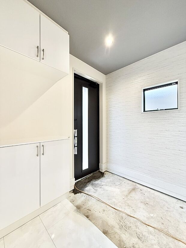 【玄関】■ 家族やゲストをやさしく迎える、心地よい空間