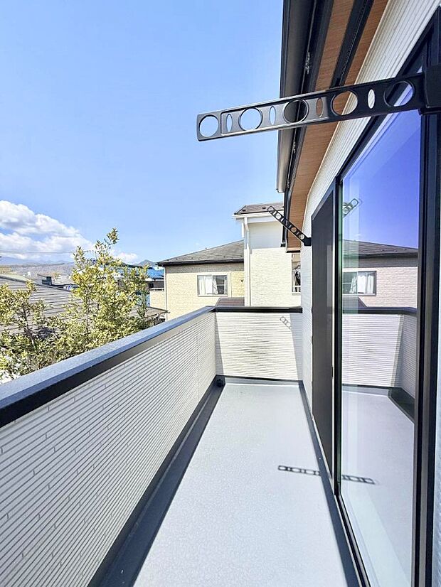 【バルコニー】■ 朝のコーヒーや夜の星空を楽しむ、癒しの場所