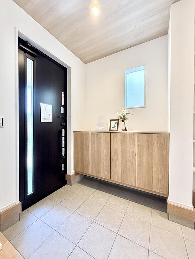 【玄関】■ 家族やゲストをやさしく迎える、心地よい空間