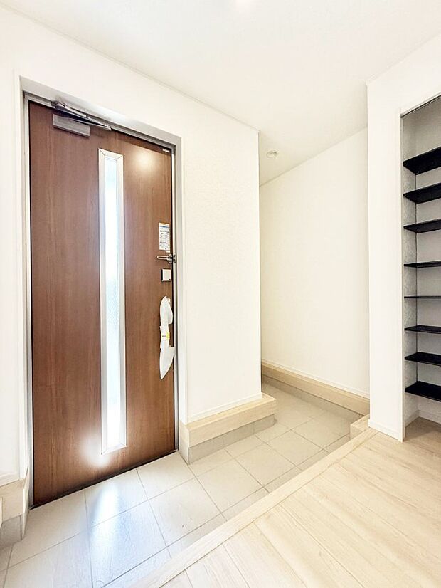 【玄関】■ 家族やゲストをやさしく迎える、心地よい空間