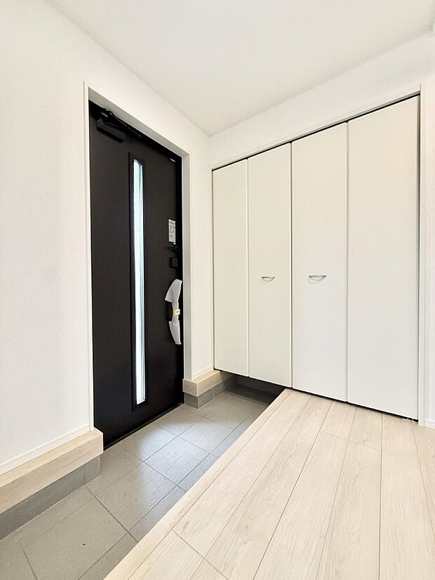 【玄関】■ 家族やゲストをやさしく迎える、心地よい空間