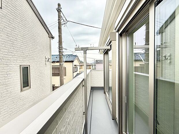 【バルコニー】■ 心地よい風と光を感じる、くつろぎのバルコニー