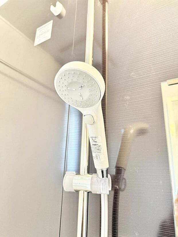 【止水シャワーヘッド】■手元で簡単に止水できるため、水の無駄遣いを減らすことができます。