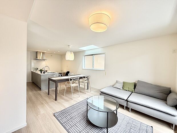 【リビング】■光と風を感じる、リラックスできる空間