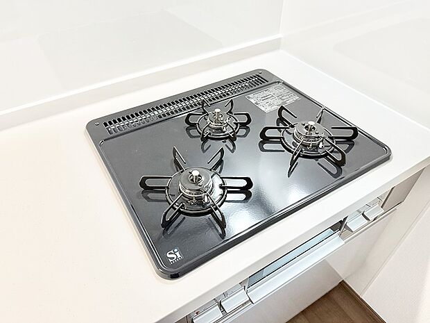 【3口ガスコンロ】■3口コンロのシステムキッチンで料理の手順もスムーズに