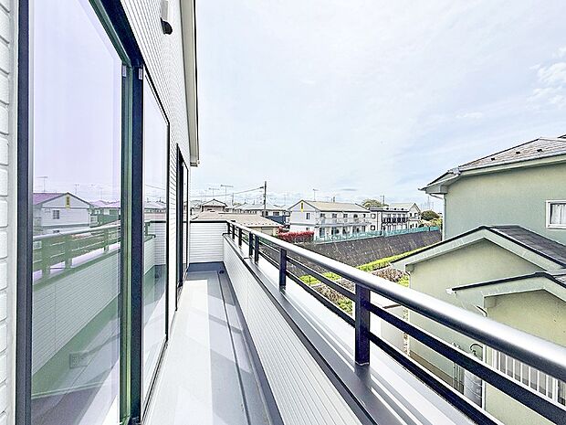 【バルコニー】■ 朝のコーヒーや夜の星空を楽しむ、癒しの場所