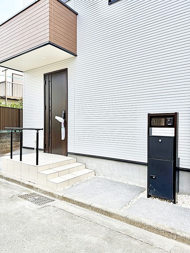 【玄関】■ シンプルで美しく、住まいの第一印象を彩る玄関です