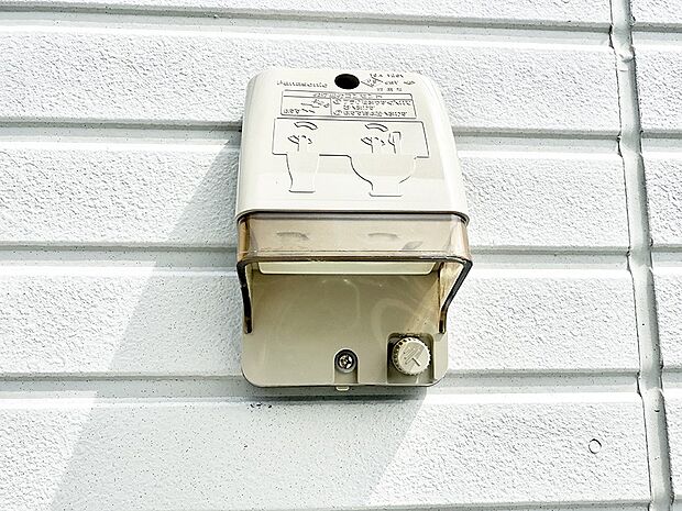 【屋外コンセント】■屋外に電源コンセントがあれば、高圧洗浄機で窓や外壁を掃除するなど便利です。