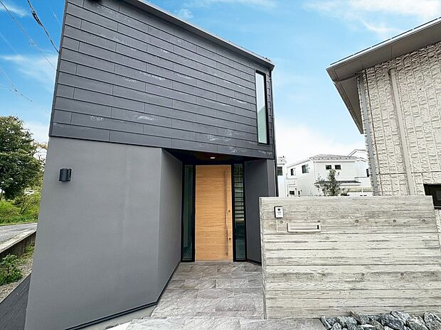 【玄関】■ 帰るたびにホッとする、安心感のある佇まい