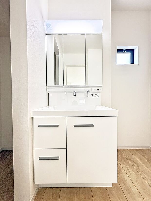 【洗面台・洗面所】■明るい洗面所は毎朝の歯磨きも楽しくできちゃいそうです♪