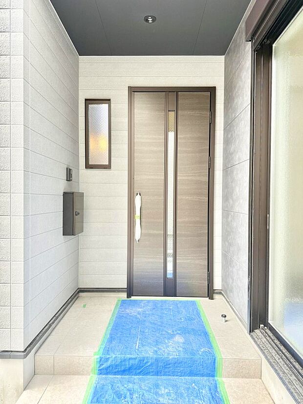 【玄関】■ 帰るたびにホッとする、安心感のある佇まい