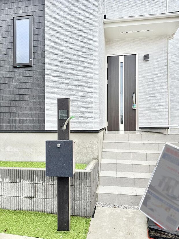 【玄関】■ 帰るたびにホッとする、安心感のある佇まい