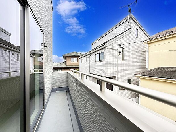 【バルコニー】■ 季節の移ろいを感じられる開放的な空間です