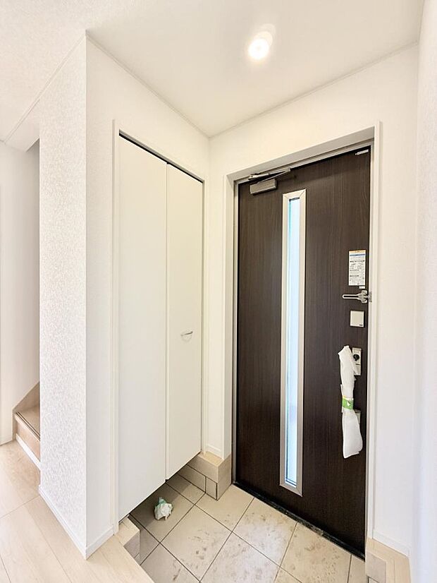 【玄関】■ 家族やゲストをやさしく迎える、心地よい空間