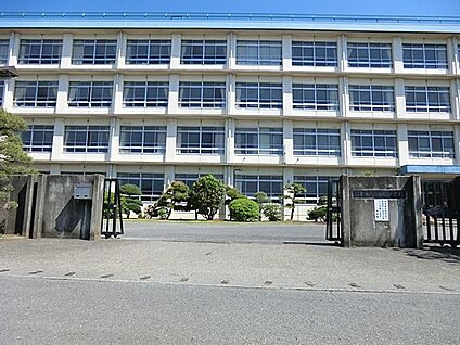 平塚市立神田中学校 880m(11分)