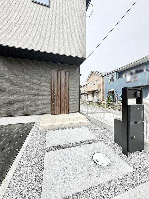 【玄関】■ シンプルで美しく、住まいの第一印象を彩る玄関です
