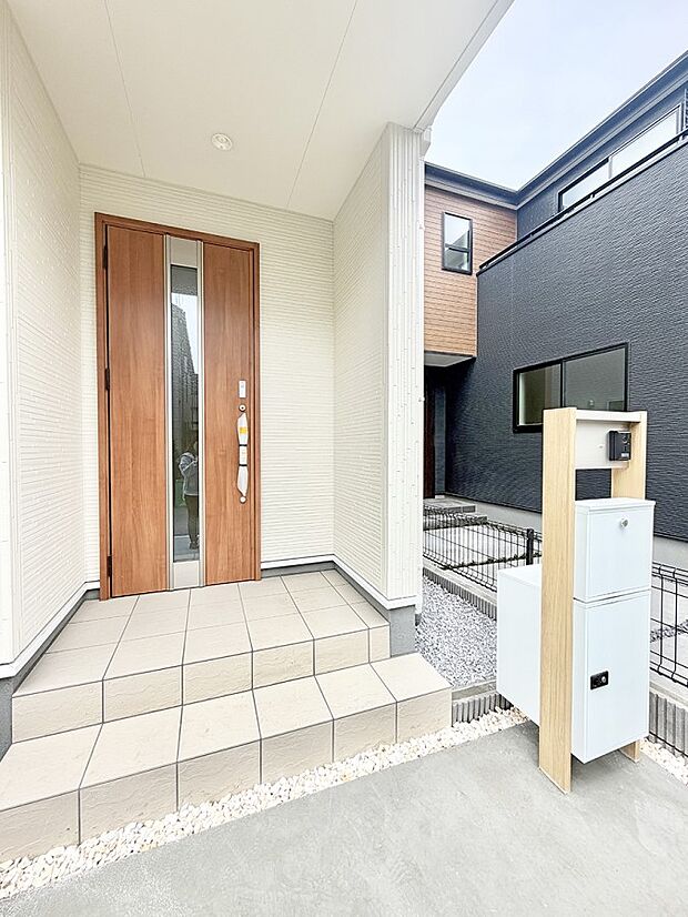 【玄関】■ シンプルで美しく、住まいの第一印象を彩る玄関です