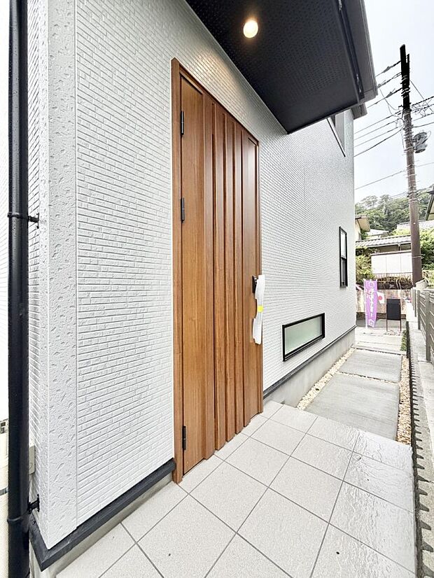【玄関】■ シンプルで美しく、住まいの第一印象を彩る玄関です
