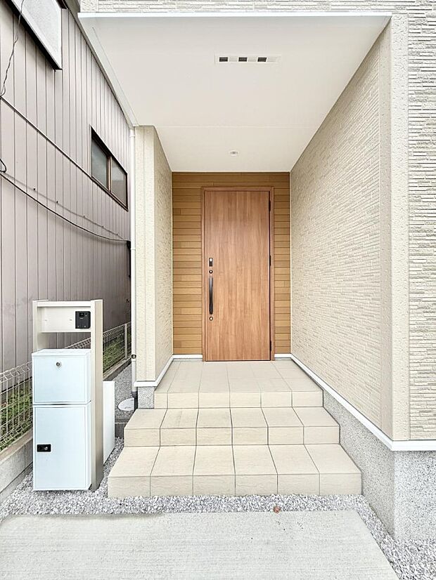 【玄関】1号棟  ■ シンプルで美しく、住まいの第一印象を彩る玄関です