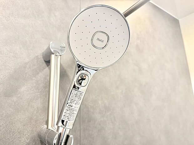 【止水シャワーヘッド】■手元で簡単に止水できるため、水の無駄遣いを減らすことができます。