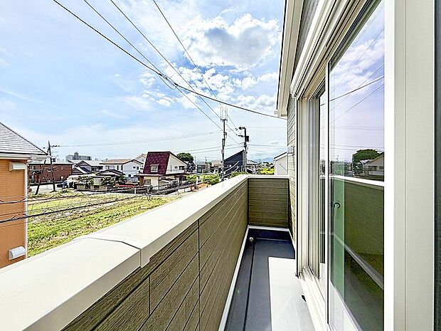 【バルコニー】1号棟  ■ 心地よい風と光を感じる、くつろぎのバルコニー