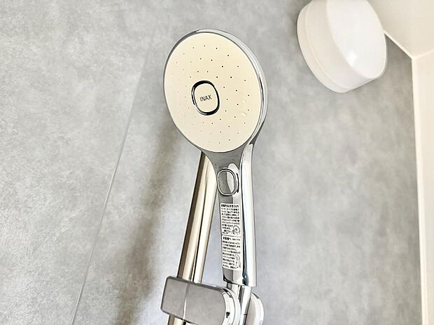 【止水シャワーヘッド】■手元で簡単に止水できるため、水の無駄遣いを減らすことができます。