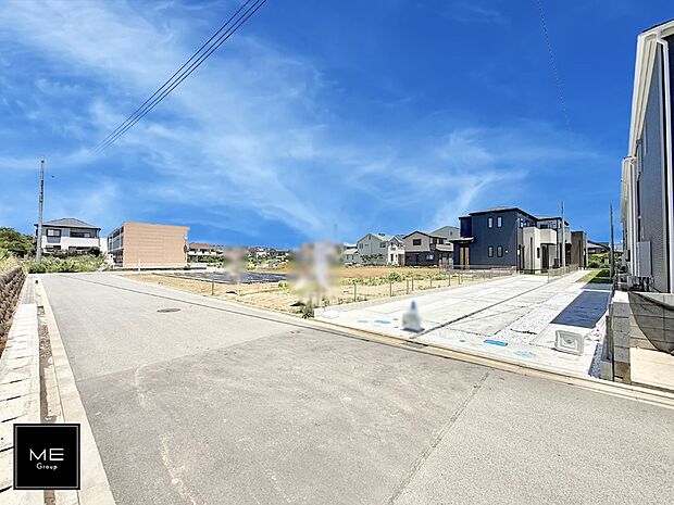 【前面道路含む現地写真】2号棟  ■家族みんなが笑顔で過ごせる、安心感のある住まい