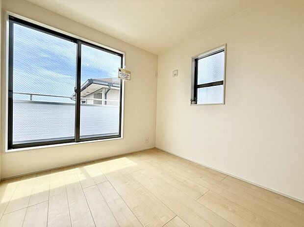 【リビング以外の居室】2号棟  ■落ち着いた色合いのお部屋で穏やかな時間を楽しめます