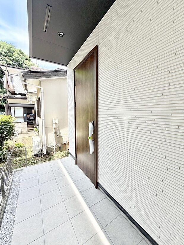 【玄関】2号棟  ■ 帰るたびにホッとする、安心感のある佇まい