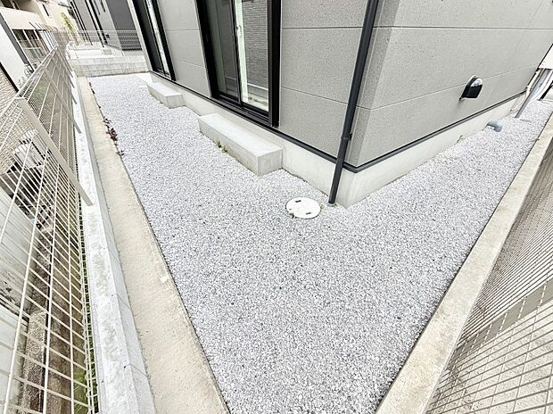 【庭】3号棟  ■季節の移ろいを感じられる、落ち着いた雰囲気の屋外空間