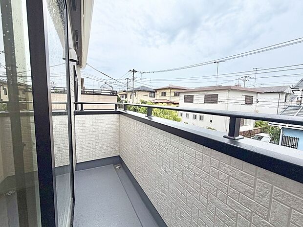【バルコニー】1号棟 ■ 季節の移ろいを感じられる開放的な空間です