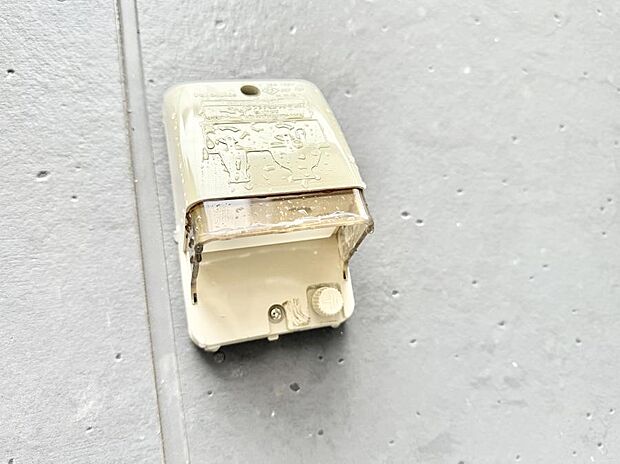 【屋外コンセント】■屋外に電源コンセントがあれば、高圧洗浄機で窓や外壁を掃除するなど便利です。