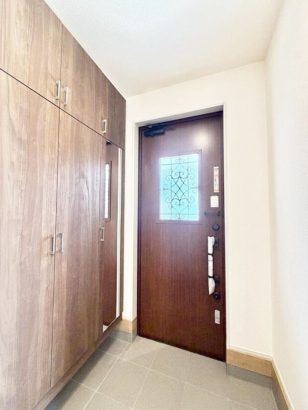 【玄関】2号棟  ■ ここから始まる一日、すっきり整った玄関