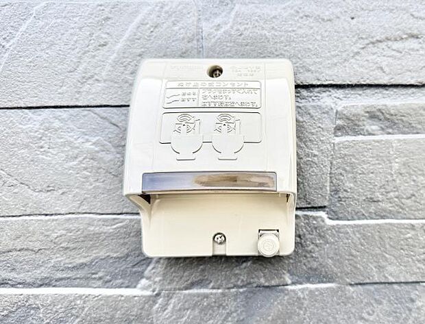 【屋外コンセント】■屋外に電源コンセントがあれば、高圧洗浄機で窓や外壁を掃除するなど便利です。