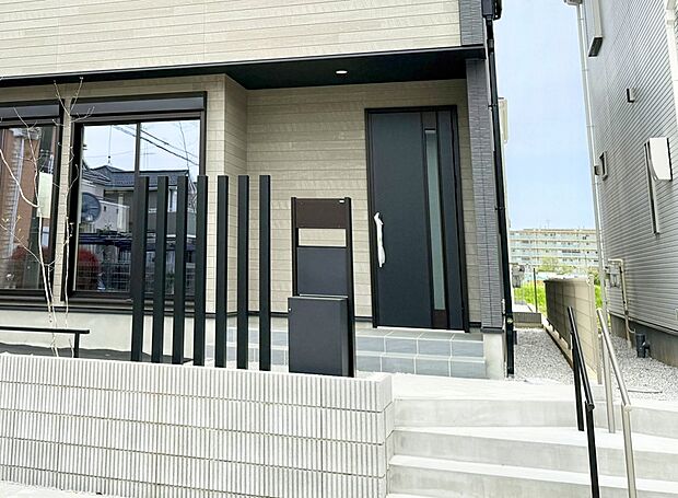 【玄関】2号棟  ■ シンプルで美しく、住まいの第一印象を彩る玄関です