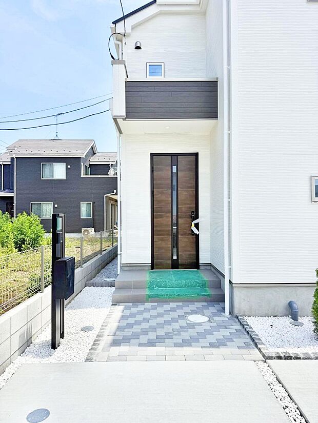 【玄関】2号棟  ■ 心地よい暮らしへとつながる、温かい玄関