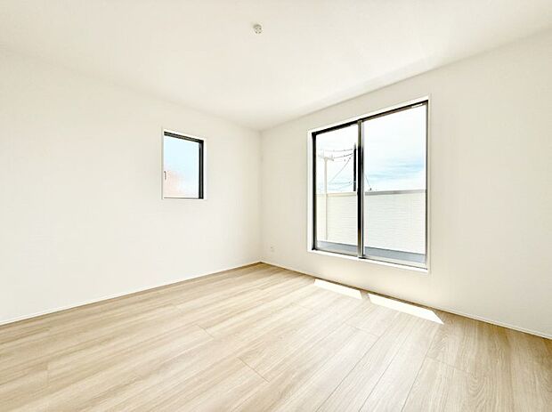 【リビング以外の居室】2号棟  ■落ち着いた色合いのお部屋で穏やかな時間を楽しめます