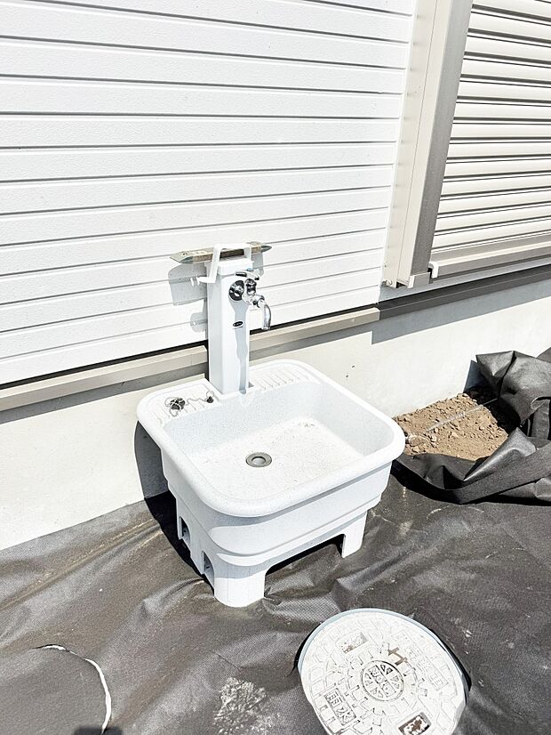 【その他現地】1号棟  ■ガーデニングや洗車などの際に大活躍な屋外立水栓  
