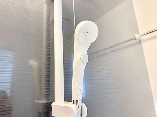 【止水シャワーヘッド】■手元で簡単に止水できるため、水の無駄遣いを減らすことができます。