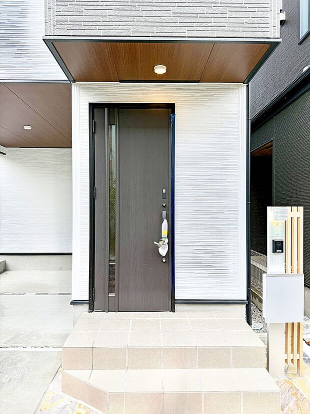 【玄関】1号棟  ■ 心地よい暮らしへとつながる、温かい玄関