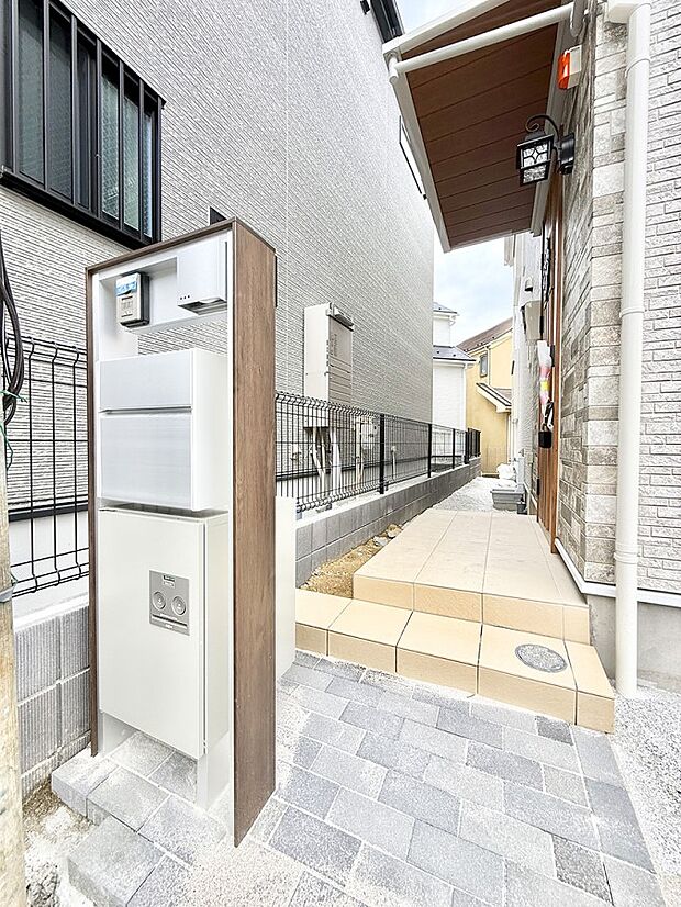 【玄関】A号棟 ■ 帰るたびにホッとする、安心感のある佇まい