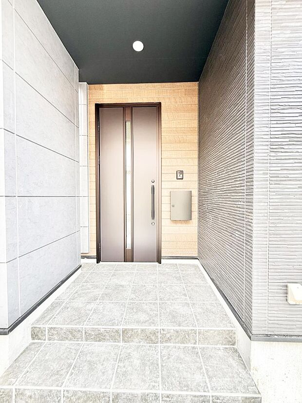 【玄関】1号棟 ■ 帰るたびにホッとする、安心感のある佇まい
