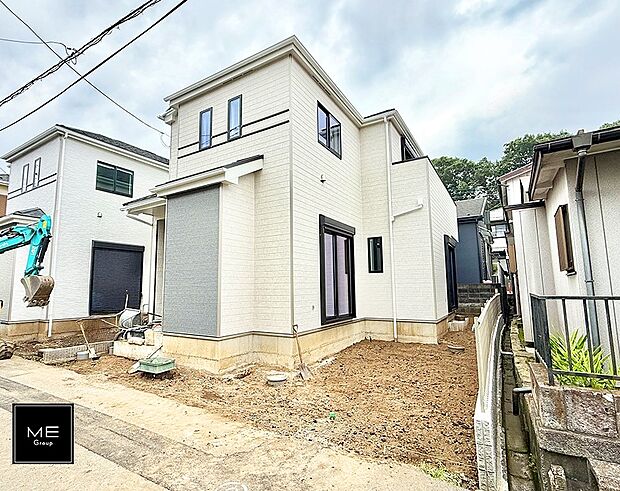 【現地外観写真】B号棟 ■暮らしを彩る充実した設備仕様が備わった住まい
