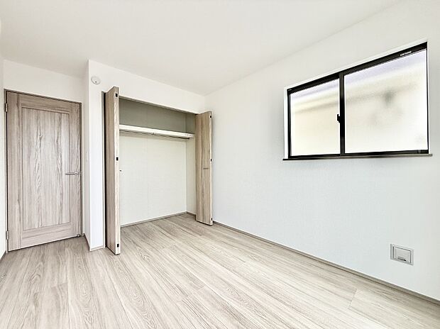 【リビング以外の居室】A号棟 ■落ち着いた色合いのお部屋で穏やかな時間を楽しめます