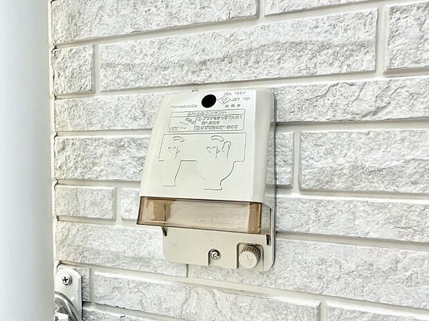 【屋外コンセント】■屋外に電源コンセントがあれば、高圧洗浄機で窓や外壁を掃除するなど便利です。