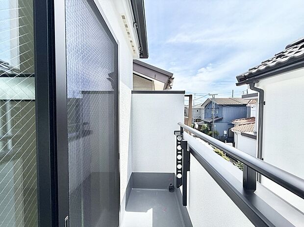 【バルコニー】1号棟 ■ 朝のコーヒーや夜の星空を楽しむ、癒しの場所